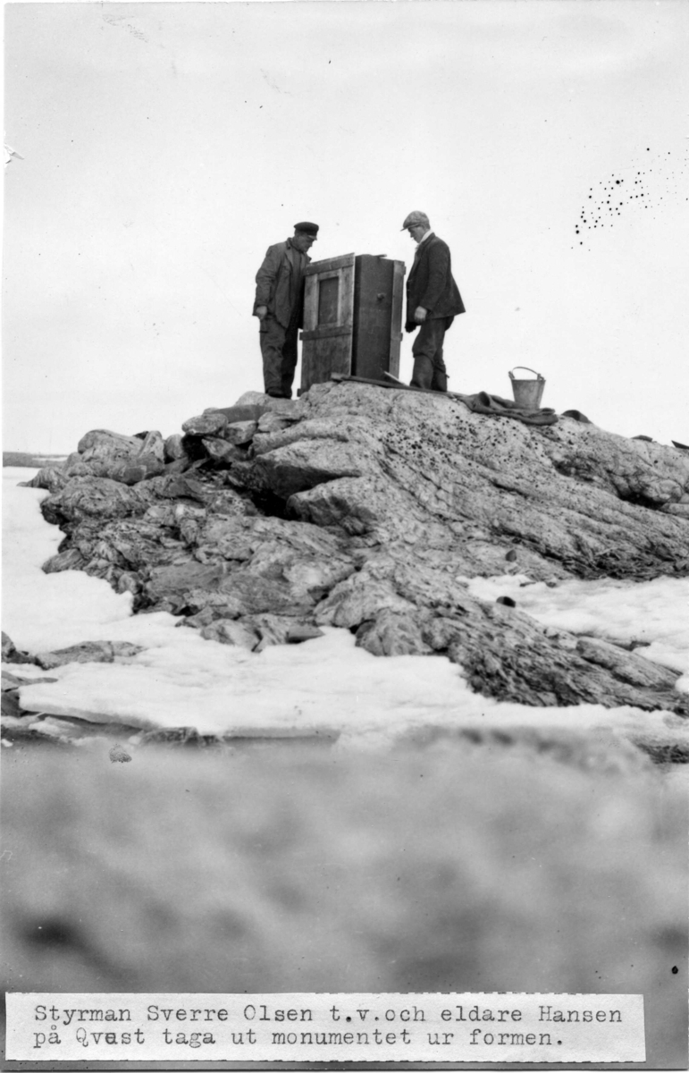 Styrman Sverre Olsen t.v och eldare Hansen på Quest taga monumentet ur formen." på Vitön.