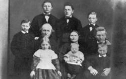 Familieportrett av to voksne og 8 barn. Fra Nordmøre museum 