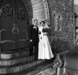 Brudepar utenfor ved
Nordlandet kirke
hvor bilen venter.
 Bi