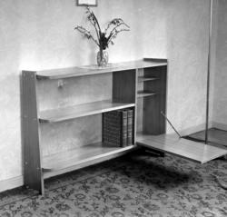 Serie bilder med diverse møbler fra produsent Arnfinn Kulø. 