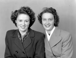 Foto av to kvinner, trolig fra Tingvoll kommune i Møre og Ro