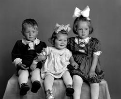 Portrett av to piker og en gutt. Barna er trolig fra Tingvol