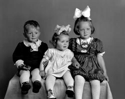 Portrett av to piker og en gutt. Barna er trolig fra Tingvol