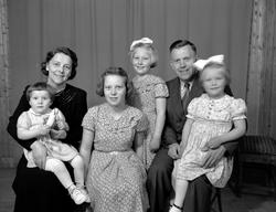 Anna og Harald Øyen med barna, Haldis, Anne Karin, Hildegunn