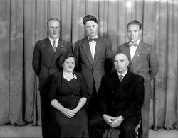 Lara og Ole S. Lyngstad med barna: ?, Per Karsten og Sigurd 