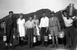 Bærtur for fam Fladvad/Mollan ca 1940. Nr 4 fv er Synnøve Fl