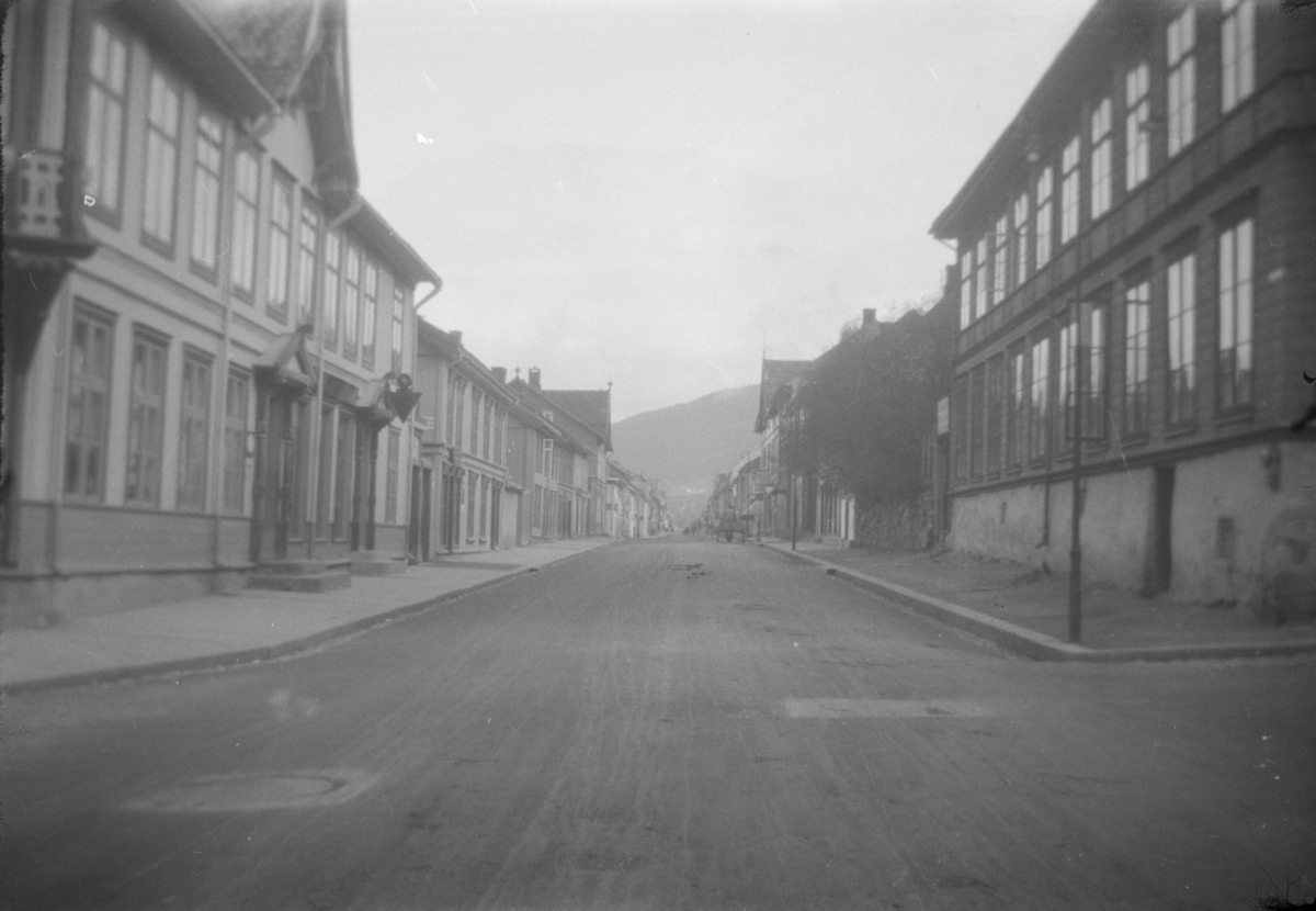 Storgata i Lillehammer sett fra Astrupgården til venstre. Og Wiesegården til høyre.