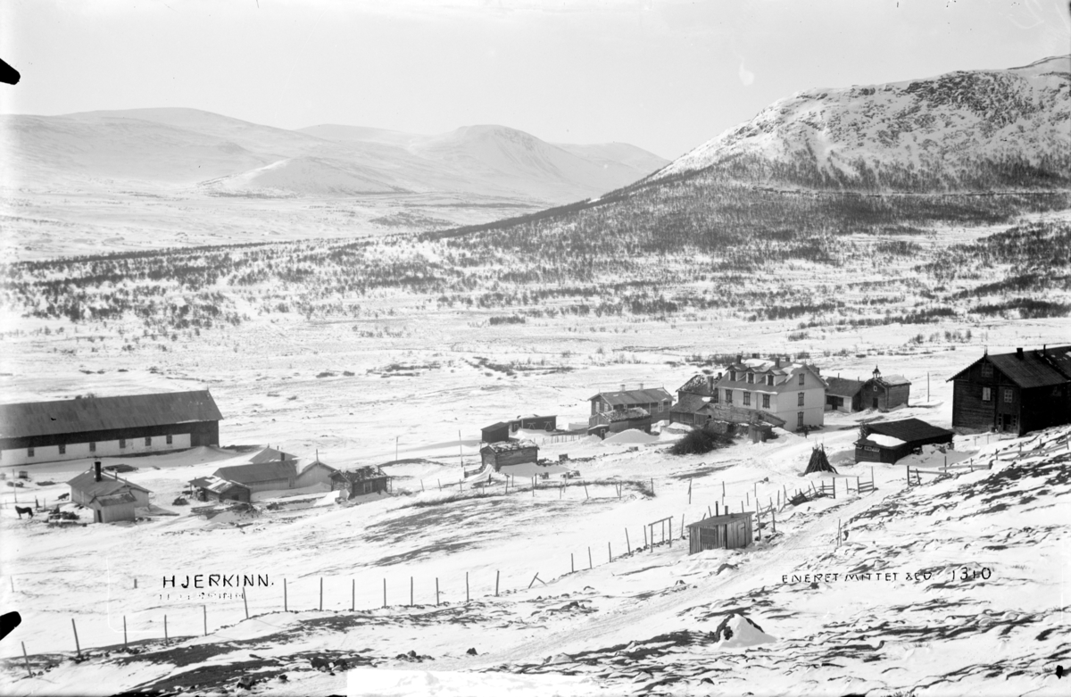 Hjerkinn fjellstue på Dovrefjell. Geitberget i bakgrunnen. Prospektkort ...