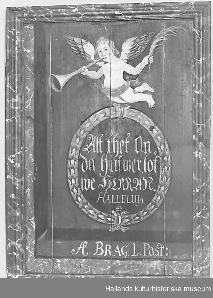 Minnestavla över A. Brag. Text: "Allt thet anda haf mer lofwe HERRAN. HALLELUJA A BRAG. L. PAST:"