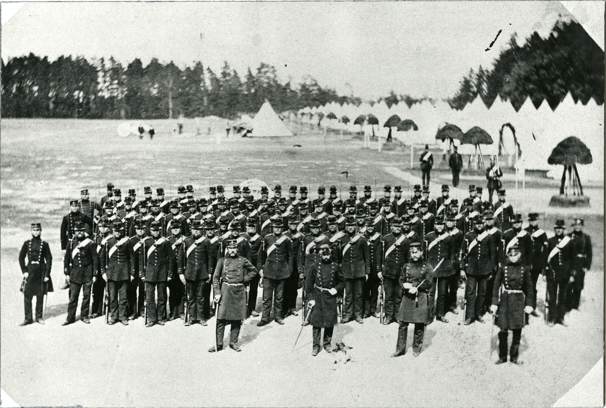 Officerare och soldater vid Jönköpings regemente I 12 på Skillingaryd.