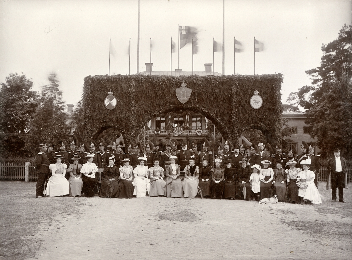 Officerare från Hälsinge regemente I 14 med damer och barn på Mohed, midsommardagen 1897.