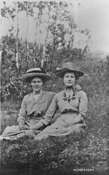 To kvinner i naturen