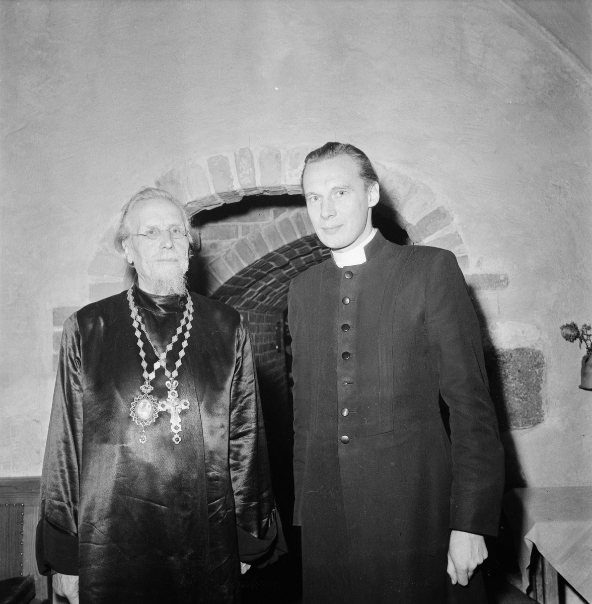 Biskop A Paulus och en anna präst, Uppsala, oktober 1947