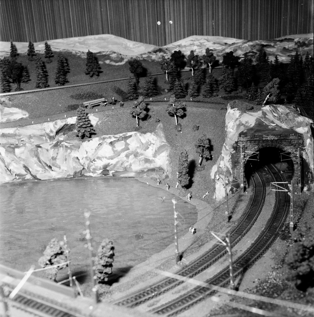 Modelljärnväg visas i Bollnäs.
24/6 1957