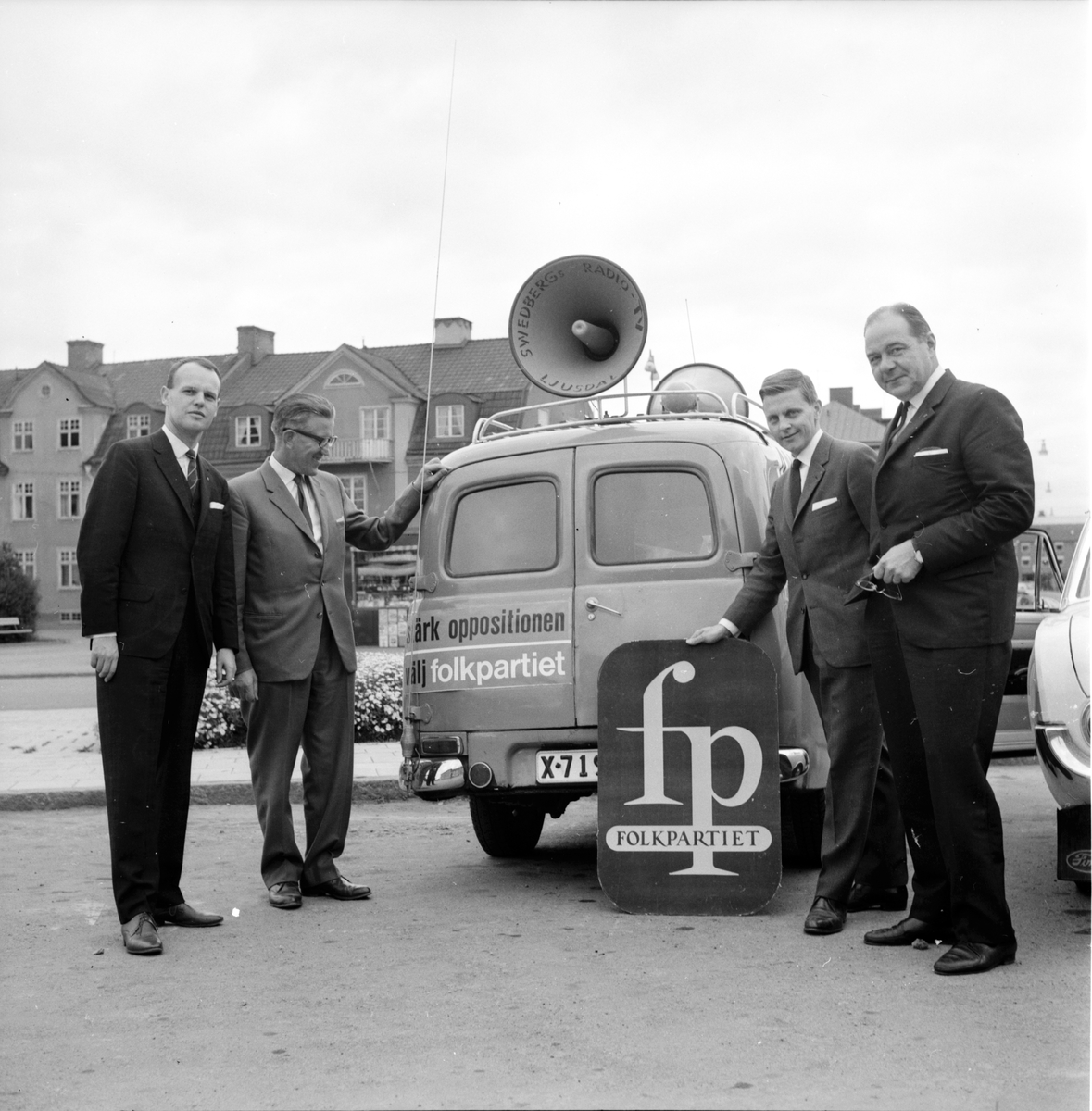 Fyra män vid Folkpartiets högtalarbil, en Volvo Duett, i Bollnäs, 14 September 1964,