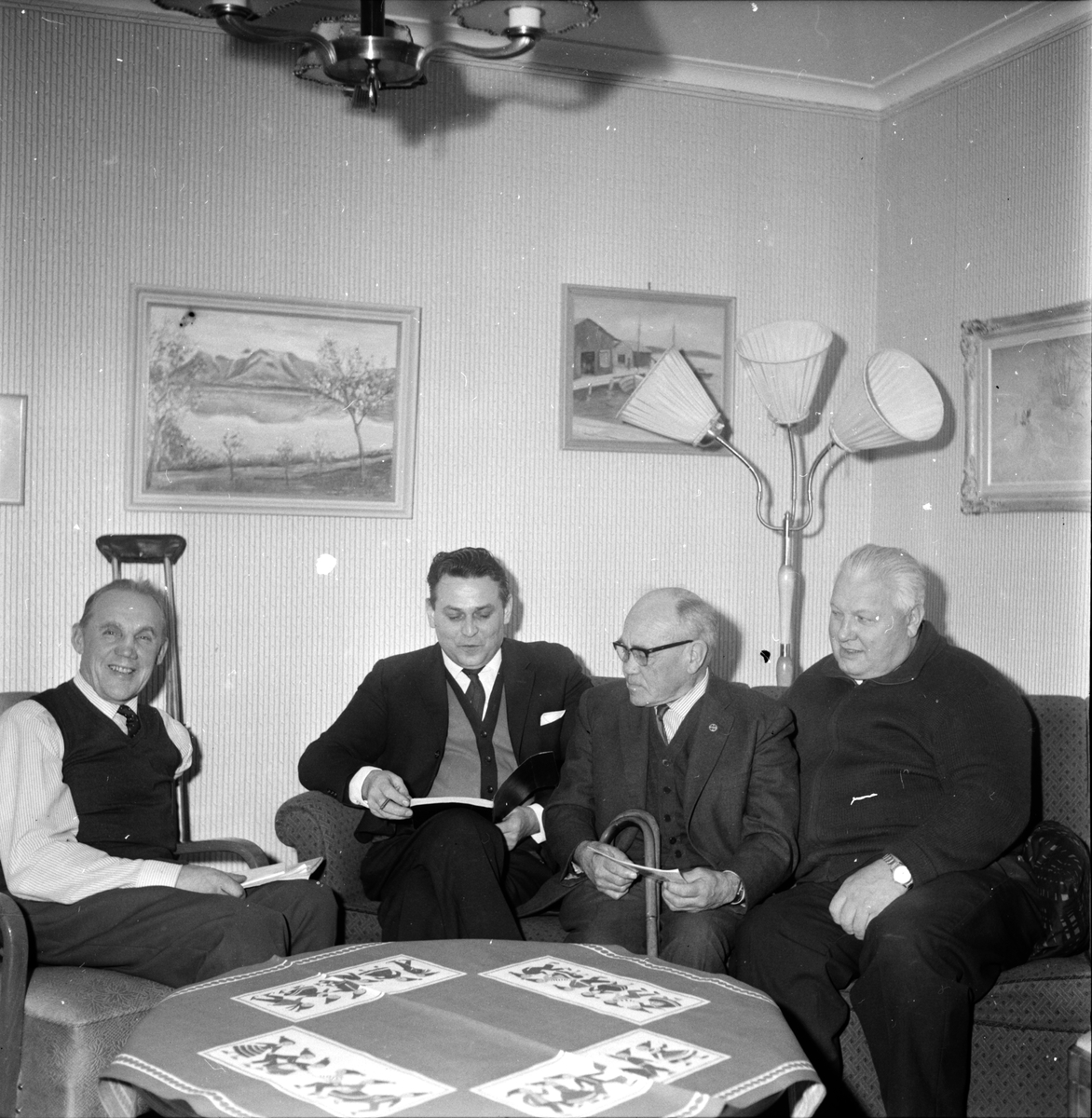Hälsingeklippan DVR,
Får en check på 3000 kr av Lion i Bollnäs,
16 December 1964