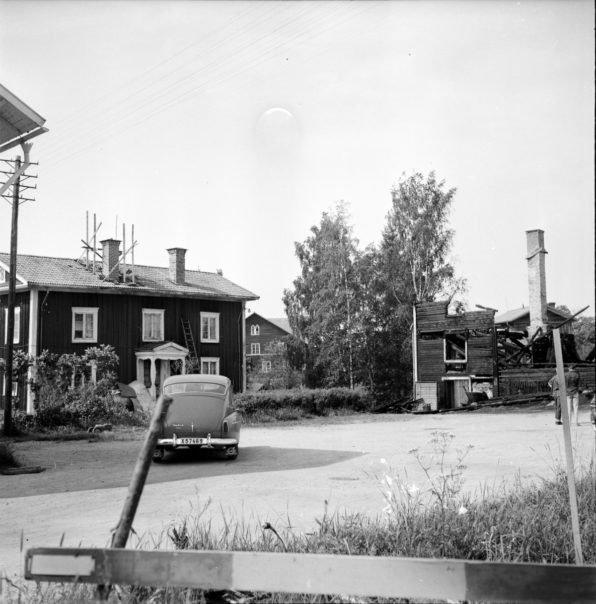 Hå, saftfabrik, efter brand, 21 juni 1966.
Bilen en Volvo PV444, registreringsnummer X57469.