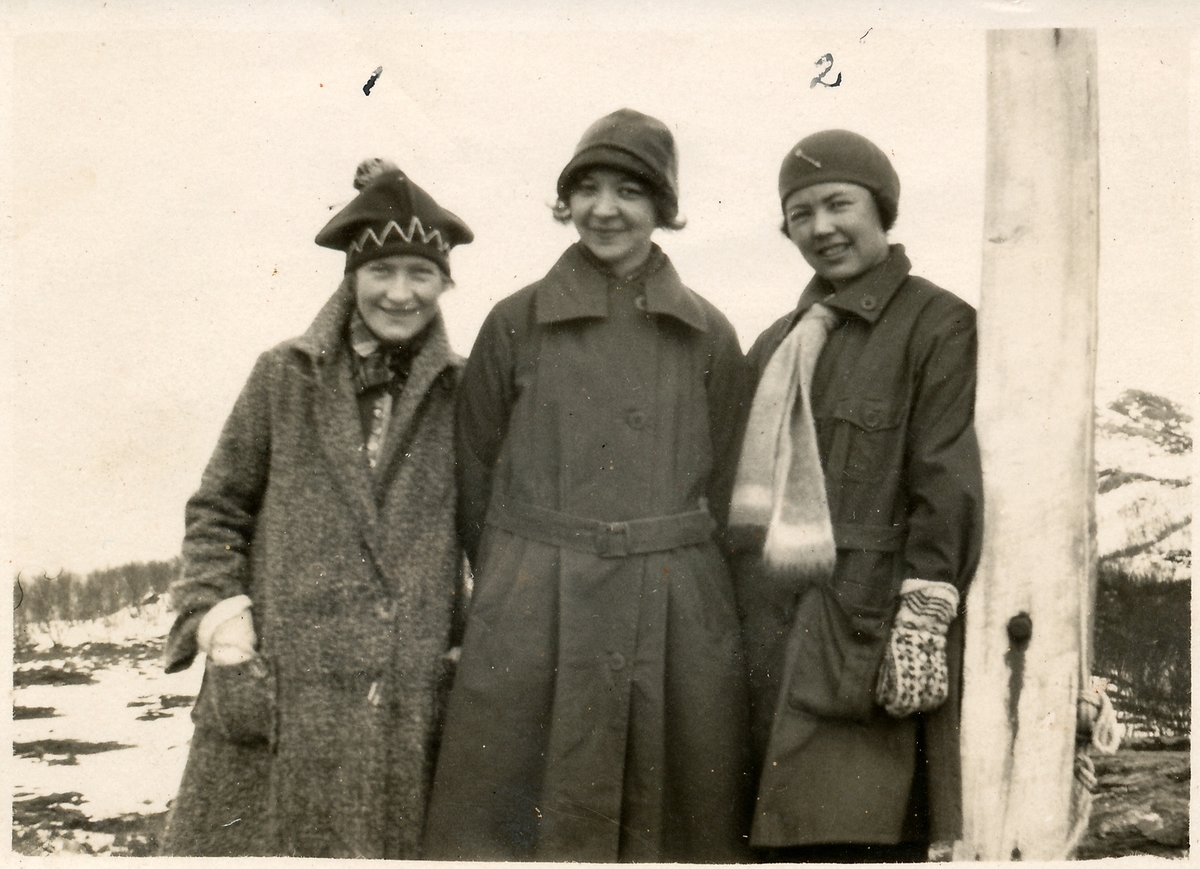 Tre unge kvinner i vinterkåpe og med hodeplagg. Fra venstre Frk. Hegge ukjent og frk. B.