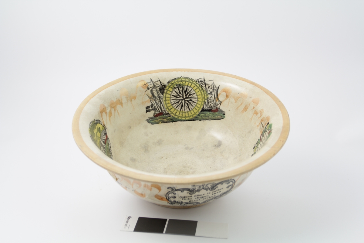 Stor bolle i steintøy. Smal i bunnen og krager ut i toppen. En lav stett i bunnen. Dekorert både utvendig og innvendig. Fire felt utvendig og fire felt innvendig. Varierer mellom bilde og felt med tekst. Teksten er engelsk. Motiv forestiller kompass med skip i bakgrunnen, samt et motiv fra elven Wear i England med broen Wearmouth bridge "Cast Iron Bridge". Dette samme motivet finnes på flere boller av samme produsent. Motivene er brent på ved en overføringsteknikk ved motiv på papir som trykkes på overflaten.