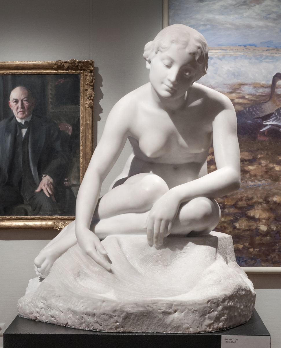 Det första exemplaret av Dolce far niente skapade Ida Matton 1896. Skulpturen antogs till Salongen i Paris, där Ida Matton bodde och verkade, och erhöll Mention Honorable, det högsta priset en kvinnlig konstnär kunde få på Salongen. 1-3:e pris kunde endast tillfalla manliga konstnärer.