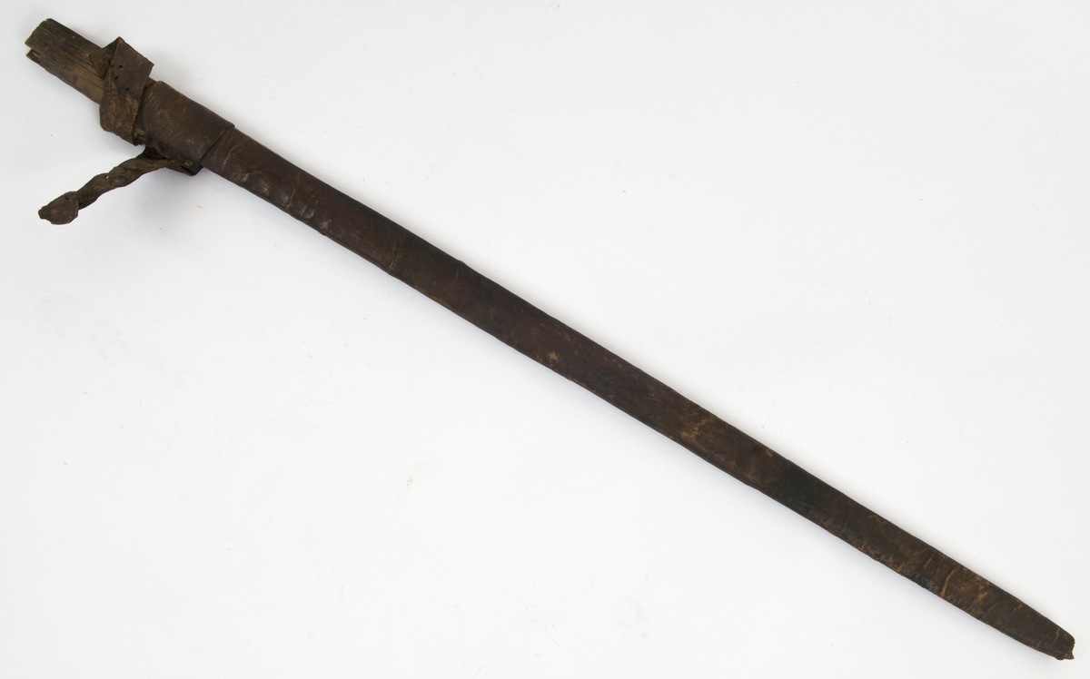 Dansk/Norsk Soldatkårde modell 1701. Plommeformet knapp merket N 55.. Tregrep med messingtråde bevikling og hylse oppe og nede. Nyreformet parerplate med 9 fliker. Nedbøyd bakre parerstang. Fremre parerstang går over i håndbøylen og er tappet i knappen.
Rett tveegget klinge med 6 kantet tverrsnitt. Klingen er merket med kronet Christan 6 monogram som C VI