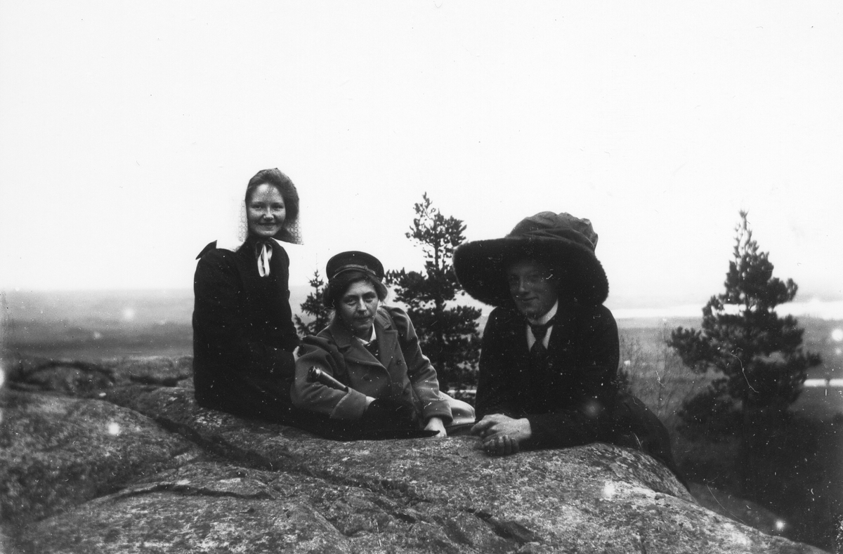 Tre kvinnor på Stenhällen på Rönnåsen.