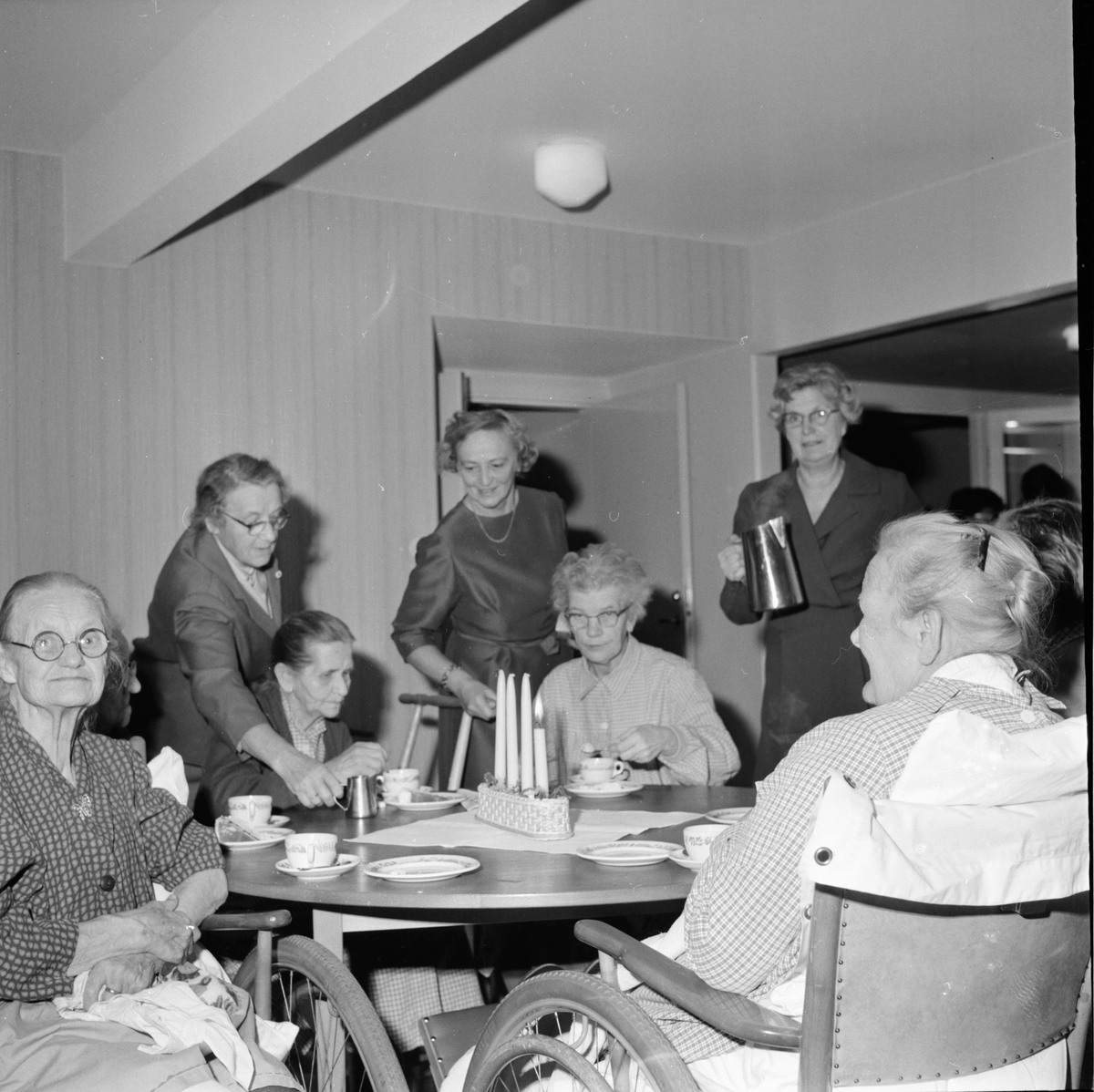 Röda Korset bjuder sjuka på kaffe.
3/12-1964