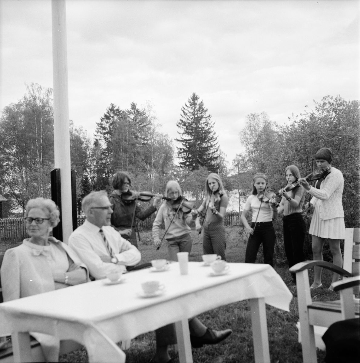 Galven,
Alfta Spelmanslag på besök i Spelmansgården,
Juni 1969
