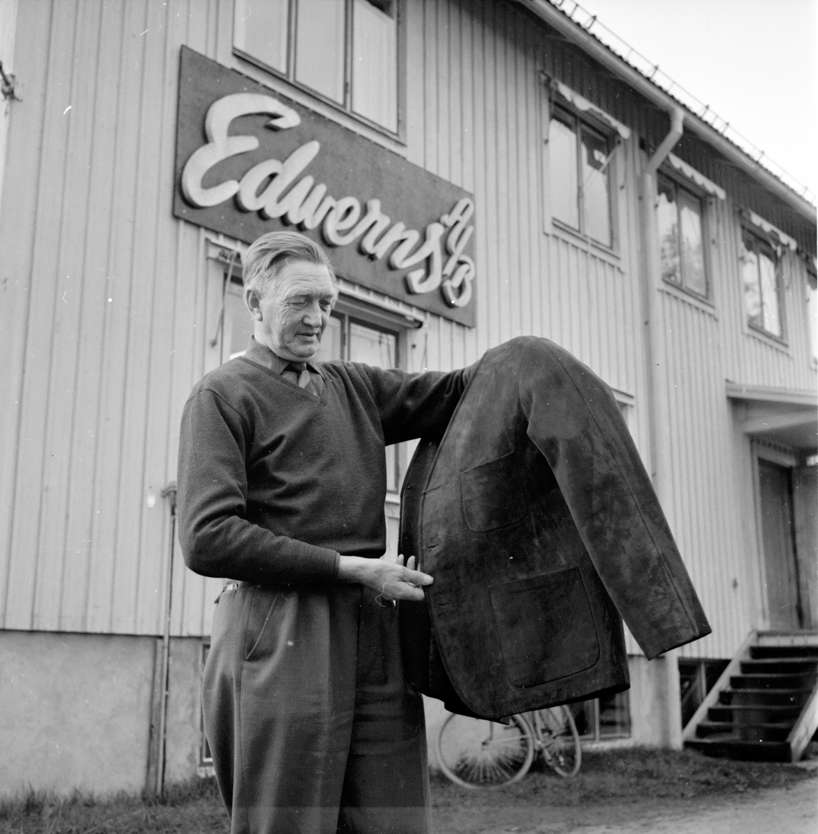 Gösta Verner Larsson (1900-1993) som ägde skinnfabriken Edwerns i Mobyn i Malung tillsammans med sin bror Gösta Edvin Larsson. 5/9-1962.