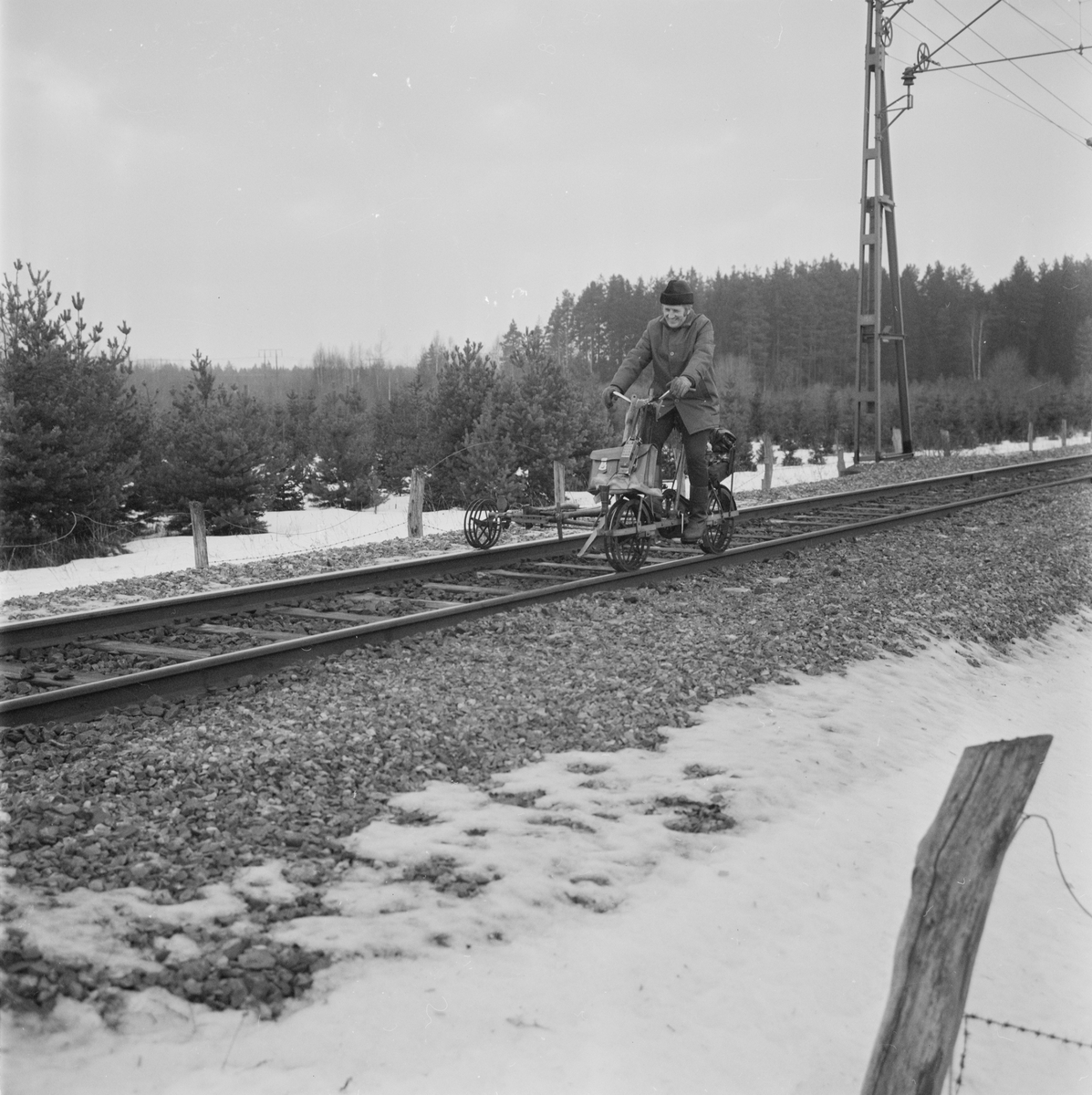 Tierpståg säkrare tack vare besiktningsman Häggström, Uppland, sannolikt januari 1978
