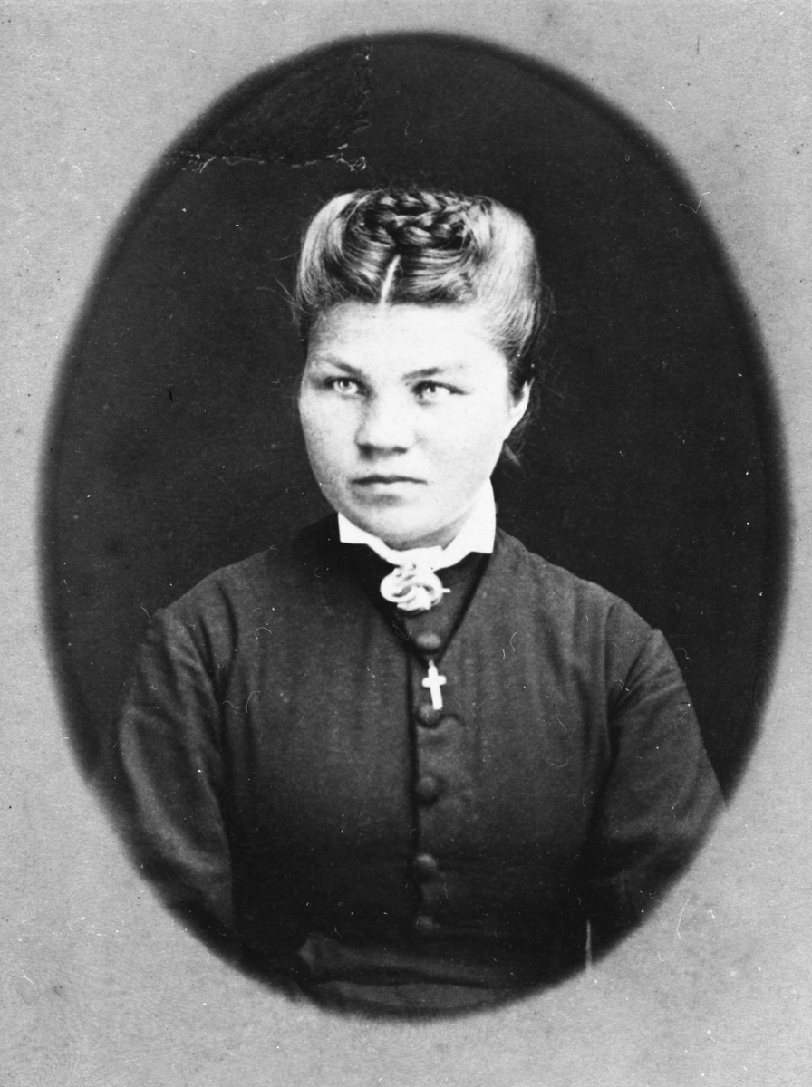 Portrett av Oleanna Olsen Stangnes f.1855