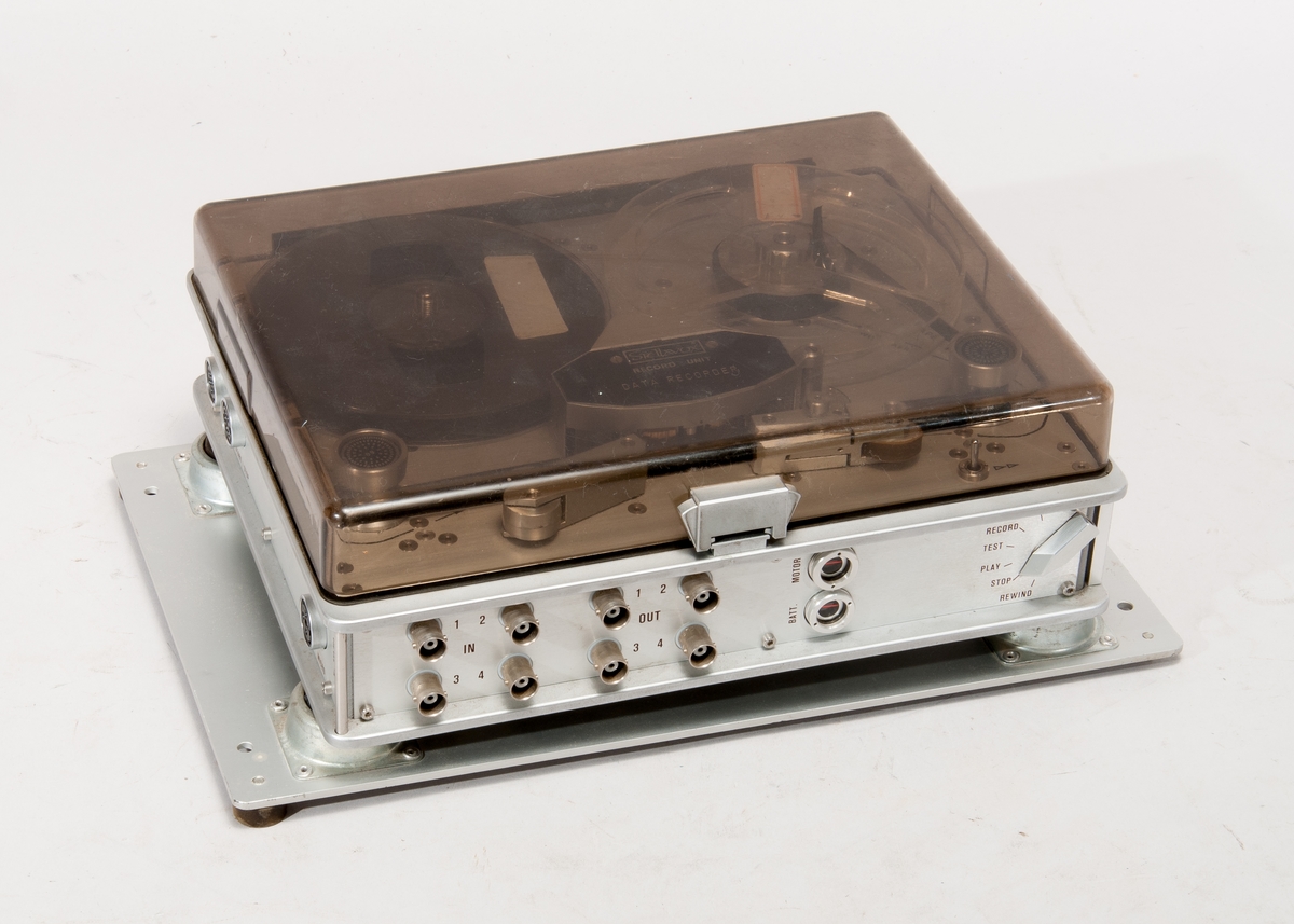Bandspelare med fyra spår, för inspelning av data i form av PCM-signal, nr 772,268.

Med mikrofon och nätaggregat typ AC Power Supply APS 8, nr770,971.
