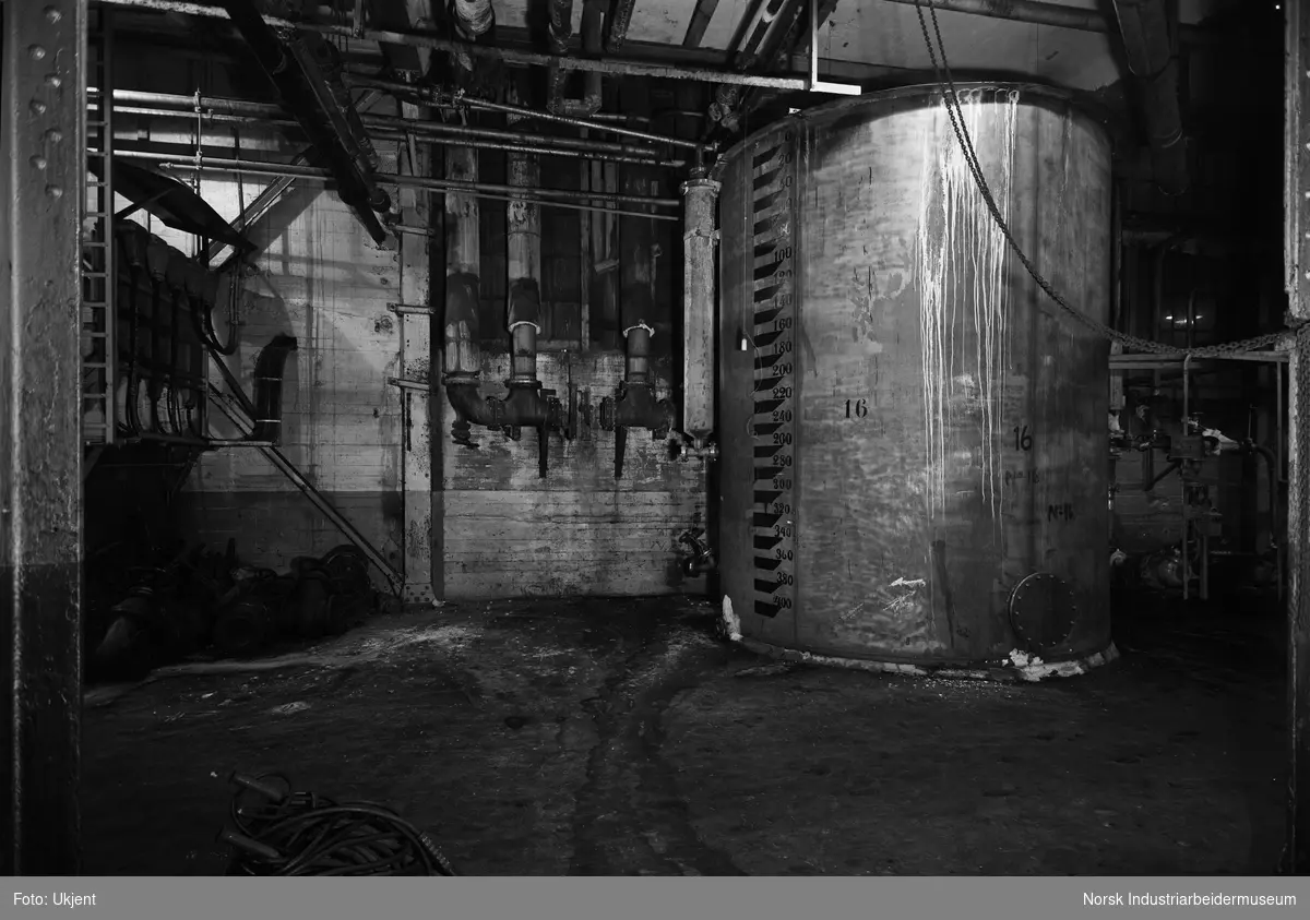 Ammoniumnitratbeholder i inndampningsanlegget, Kalksalpeterfabrikk. Tank, fra venstre side.