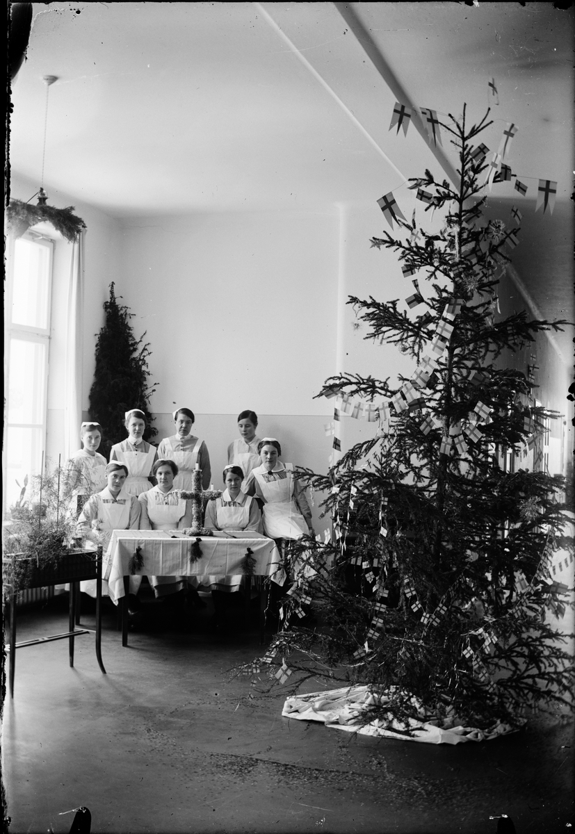 Sjukvårdspersonal vid julgran, Östhammars nya lasarett, efter 1916.