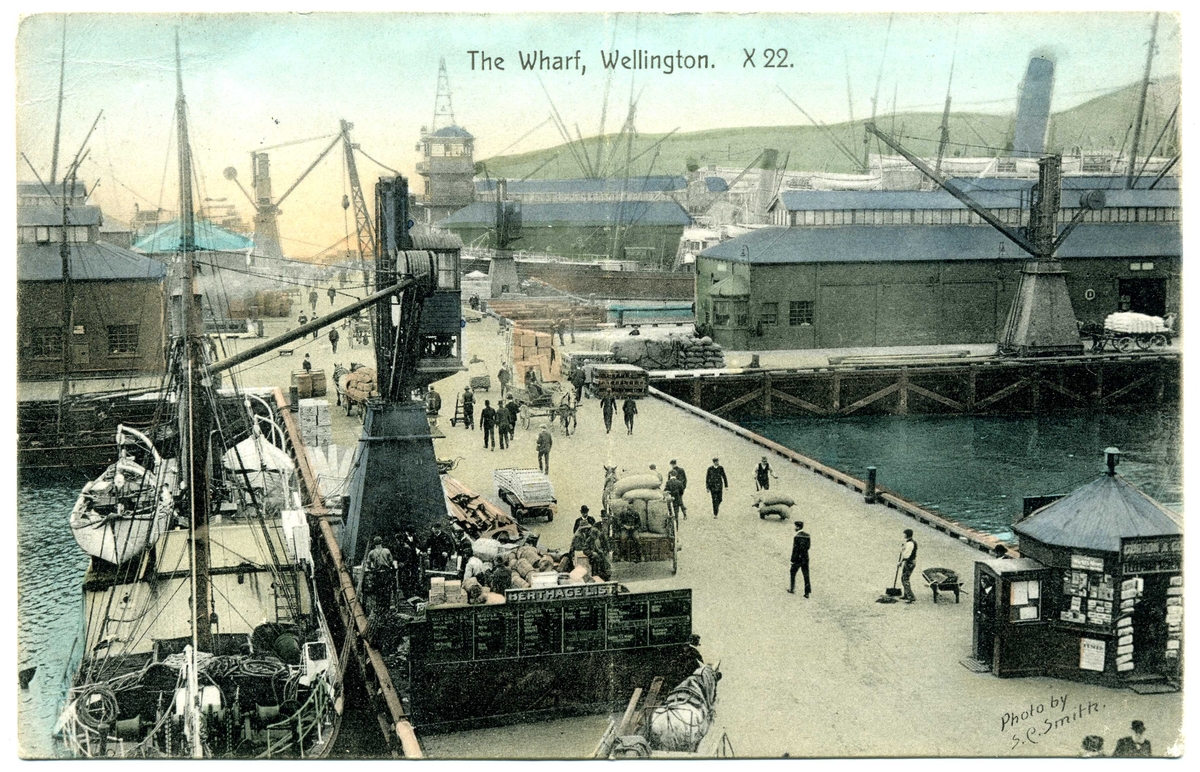 Vykort i färg med varvsmotiv från Wellington, Nya Zeeland: "The Wharf, Wellington. X22."