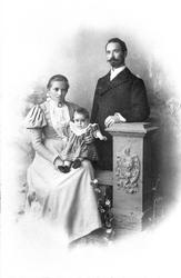 Portrett i kabinettformat tatt i atelier av ukjent kvinne og