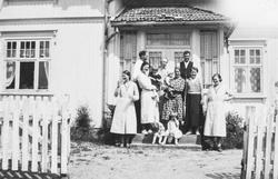 Ukjente personer foran huset til familien Hoff på Olsrud i A