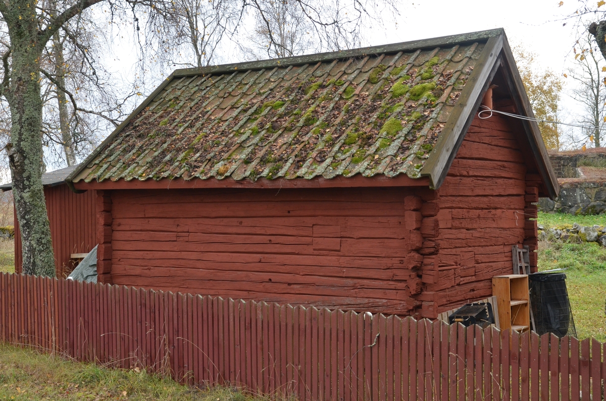 Ombytesstugan med uthus vid Huddunge hembygdsgård, Prästgården 1:1, Huddunge socken, Uppland 2014