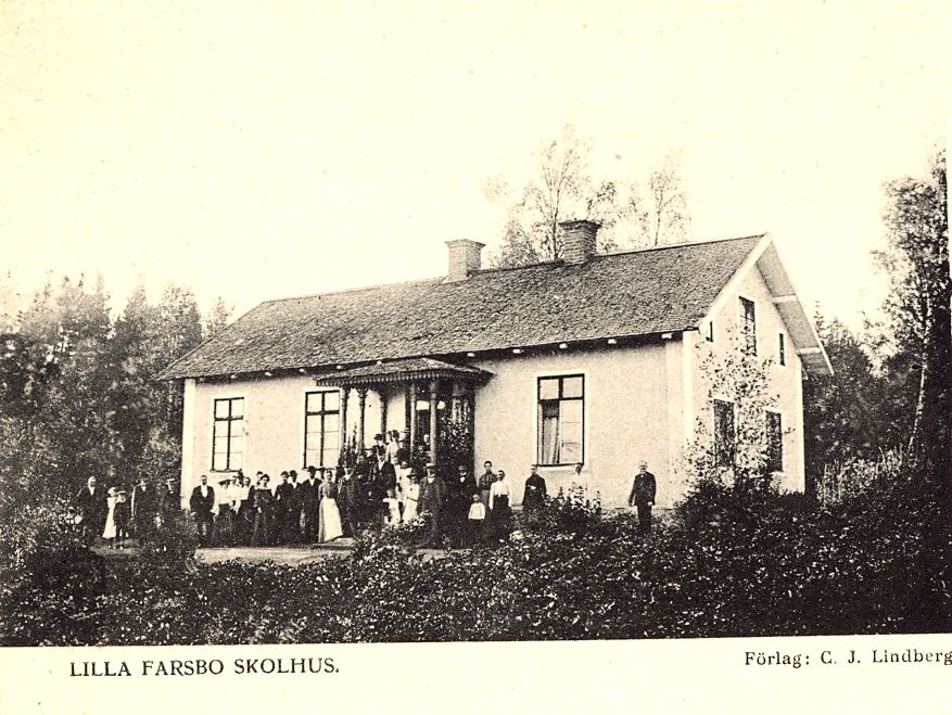 Vykort som visar Lilla Farsbo skolhus i Ulrika.