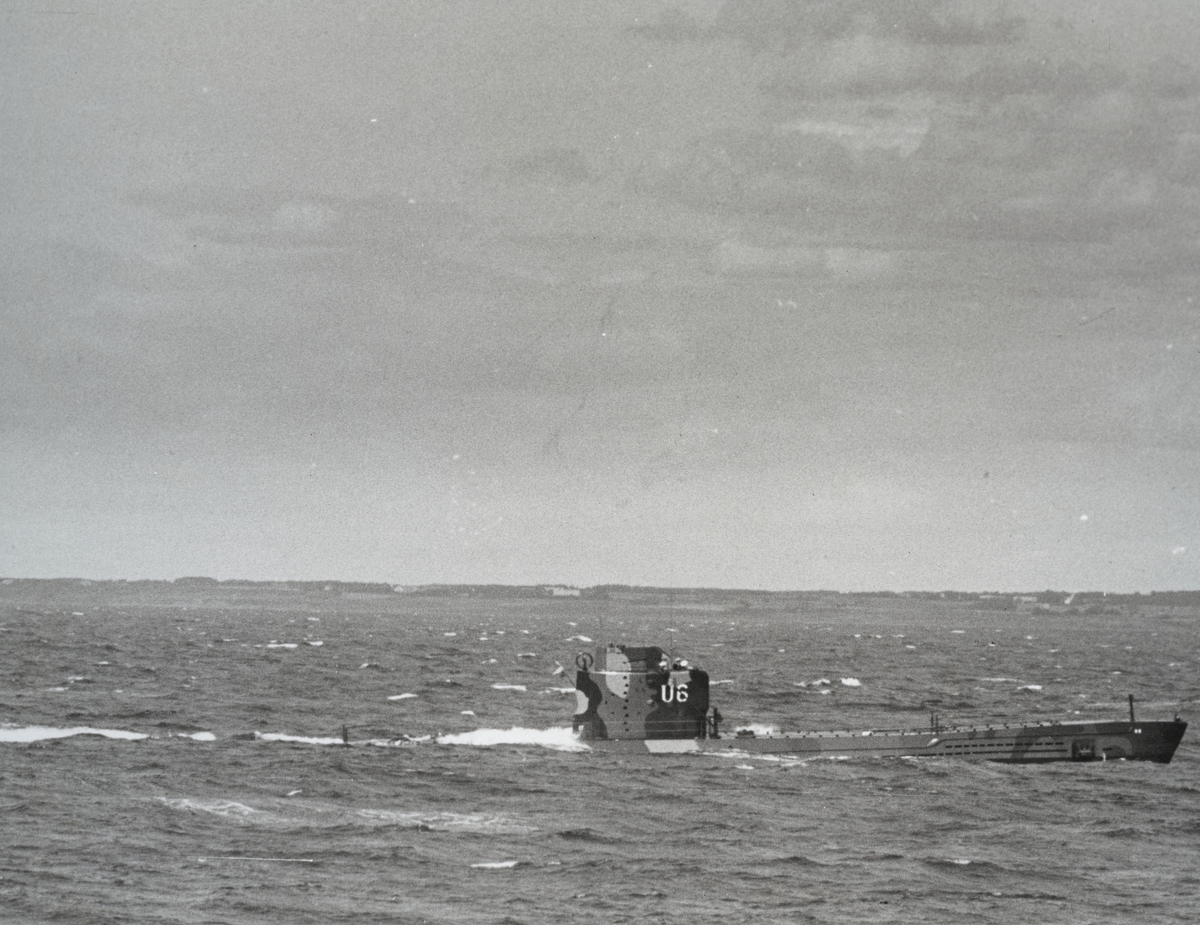 En ubåt med namnet U6 syns ovanför vattenytan i Skälderviken. Den enda ubåt som funnits i marinens ägo med numreringen 06 byggdes om 1966 till jaktubåt och fick även tilläggsnamnet "Siken". Bilden är tagen i samband med "Operation kullen" 1955.