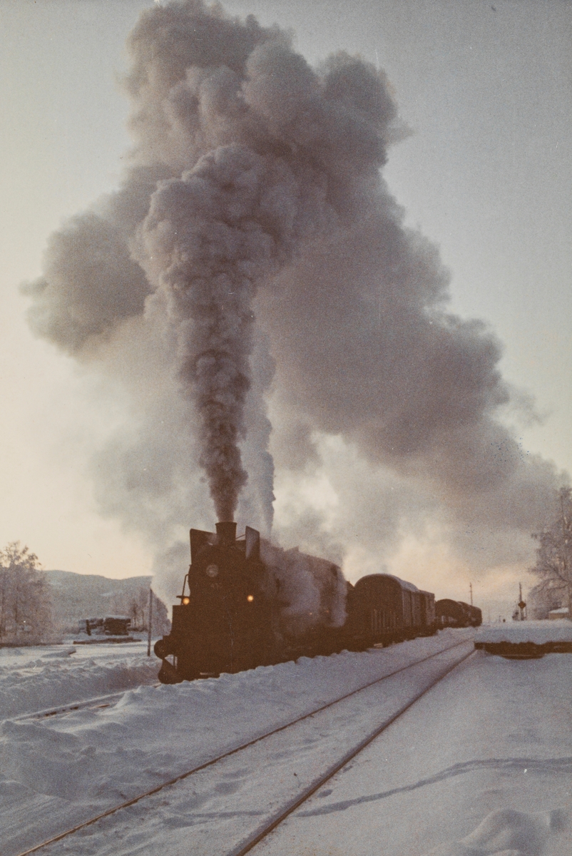 Damplokomotiv type 26c nr. 433 med godstog fra Kongsvinger til Elverum på Roverud stasjon