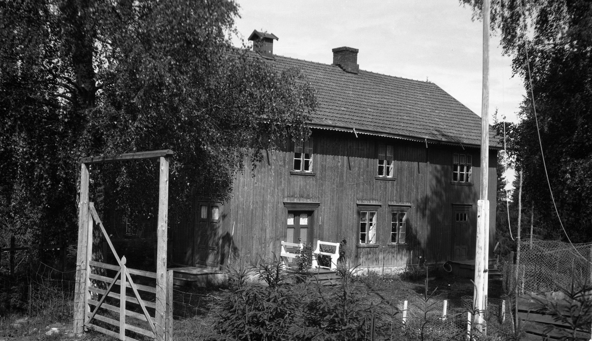 Våningshus. Ifølge undersøkelser antatt Bjørkløund i Øverskreien.