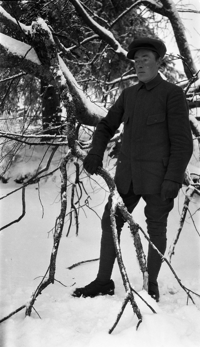 Sigurd Røisli.
Fem portretter med personen i forskjellige positurer, alle i utmarksterreng og med snø på bakken.