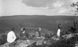 Tre uidentifiserte unge kvinner i naturomgivelser på Totenås