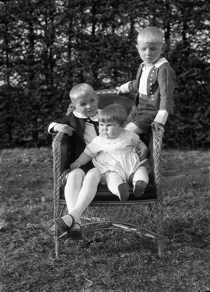 De tre eldste  barna til Johannes og Hanna Lunde på gården Lunde, Østre Toten.
Fra venstre: Edvard, Tore og Bjørn.