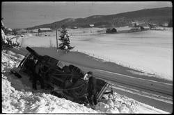 Lastebil av vegen på daværende riksveg 33, like syd for gård
