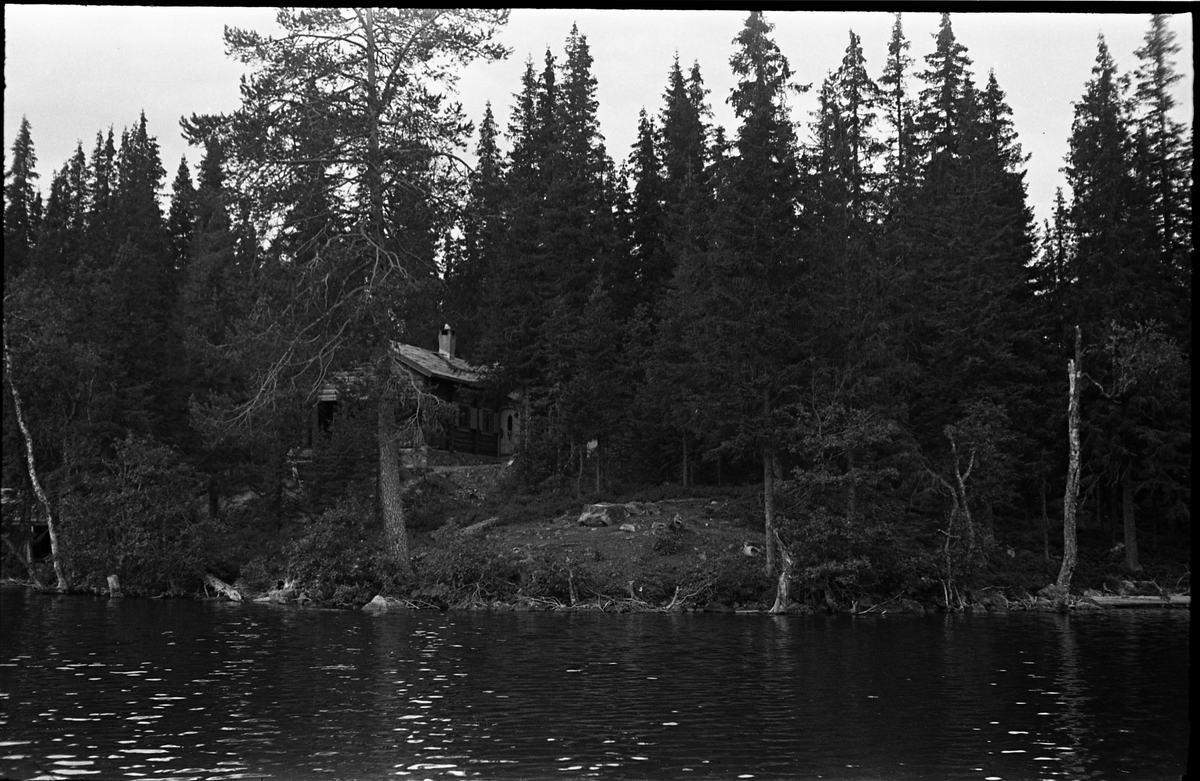 Sogneprest Ingebrigt Holes hytte ved Skjeppsjøen på Totenåsen. Serie på sju bilder hvorav to er tatt fra båt på Skjeppsjøen.
