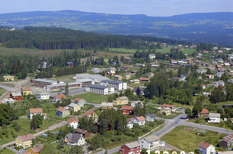 Flyfoto av yrkesskolen i Ringgata på Hamar.
