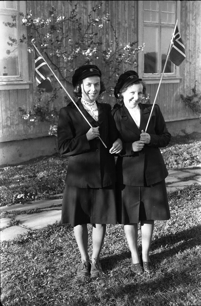 Tvillingene Arnhild (til høyre) og Marit Solem, trolig 17.mai 1945.