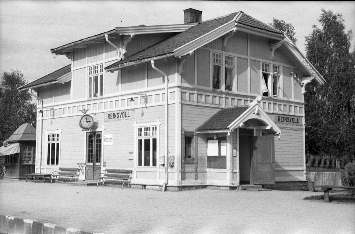 Stasjonsbygningen på Reinsvoll stasjon, august 1946.